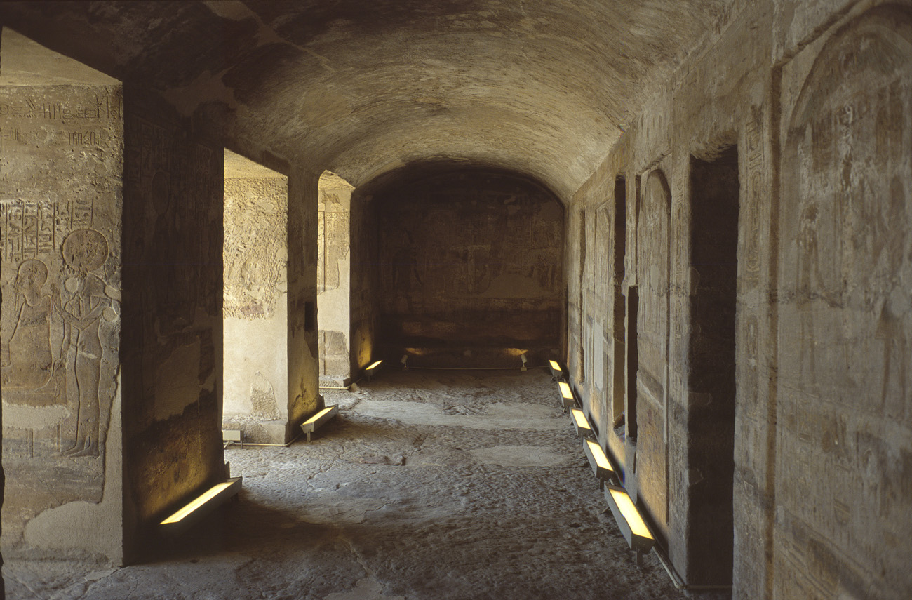 egyp06_22 sanctuaire horemheb 1ere salle.jpg - Silsila  temple d'Horemheb l'antichambre Provia 100 F